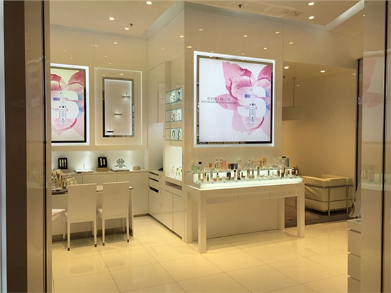 訂制烤漆展柜的優(yōu)勢