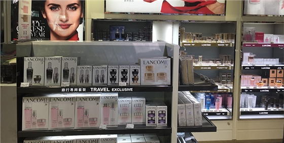 怎樣預(yù)防化妝品展柜在使用后出現(xiàn)的掉漆或小顆粒