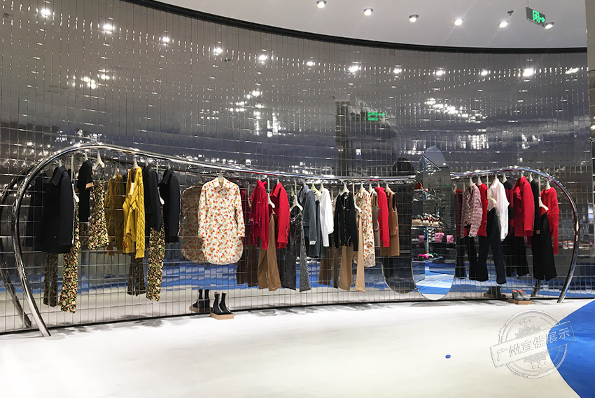 Marni 奢侈品展柜