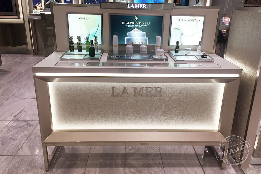 商場里化妝品展柜