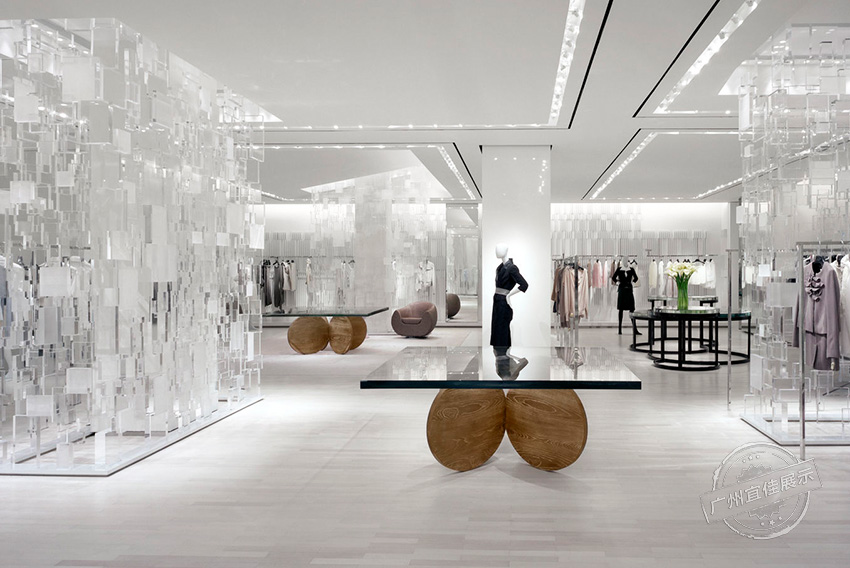 Holt-Renfrew 服裝展柜 