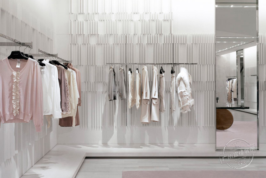 Holt-Renfrew 服裝展柜 