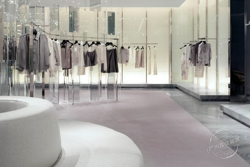 Holt-Renfrew 服裝展柜 