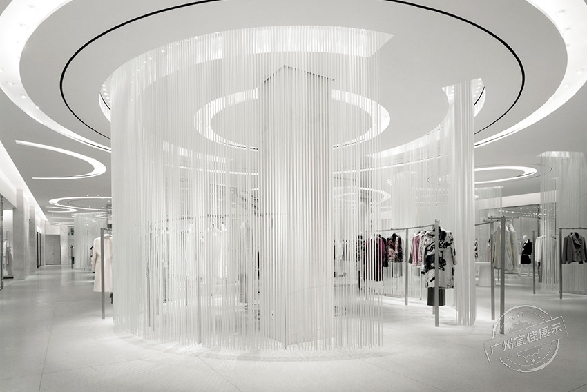 Holt-Renfrew 服裝展柜 