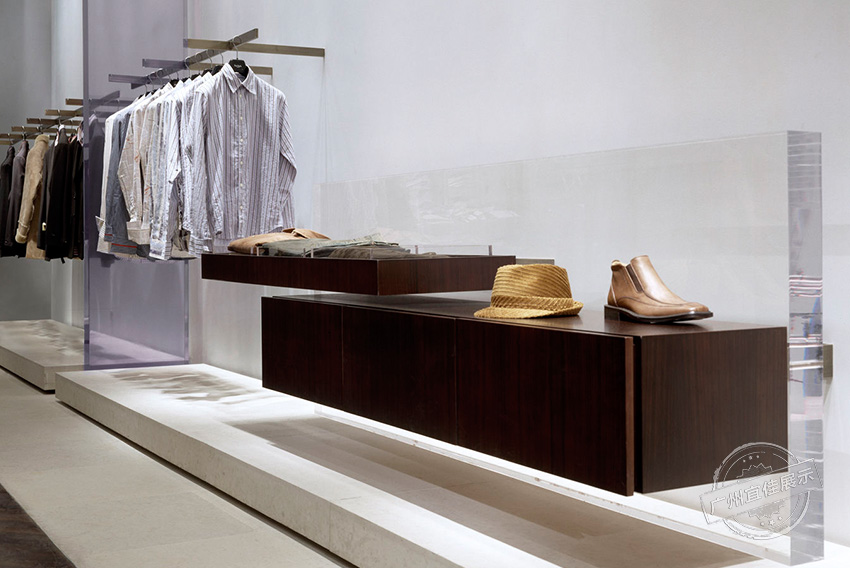 Holt-Renfrew 服裝展柜 