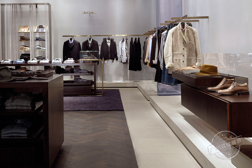 Holt-Renfrew 服裝展柜 