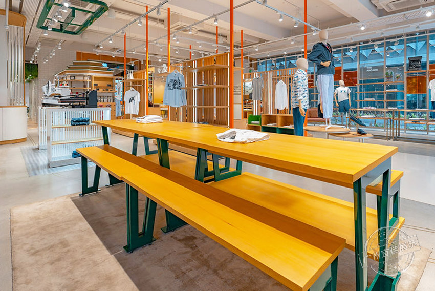 THEWHITECOW 服裝展柜