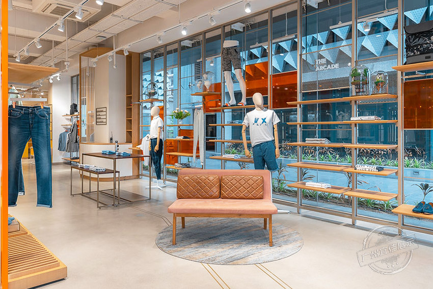 THEWHITECOW 服裝展柜