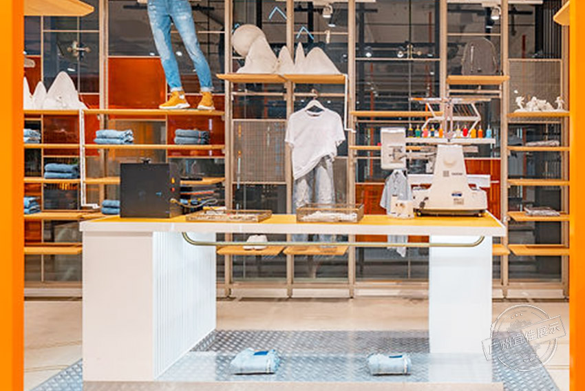 THEWHITECOW 服裝展柜