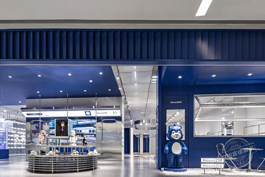 ThisisIZI8克萊因藍 服裝展柜