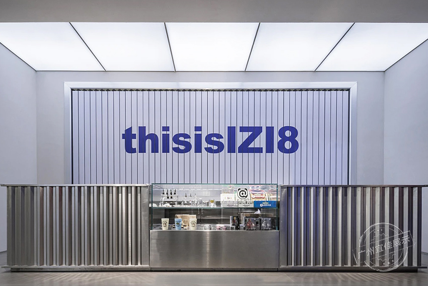 ThisisIZI8克萊因藍 服裝展柜