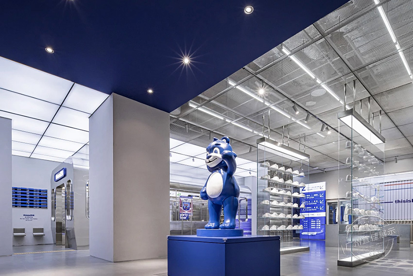 ThisisIZI8克萊因藍 服裝展柜