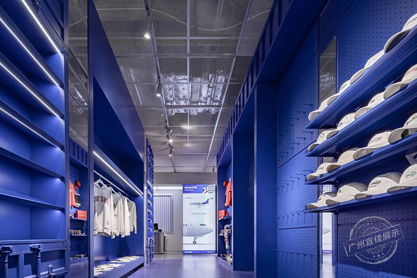 ThisisIZI8克萊因藍 服裝展柜