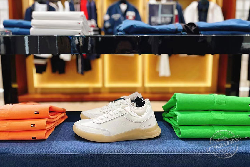 Tommy 服裝展柜