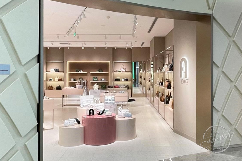 Furla 包包展柜（三亞免稅店）