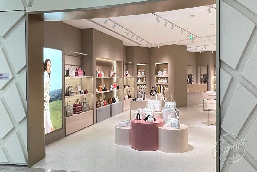 Furla 包包展柜（三亞免稅店）