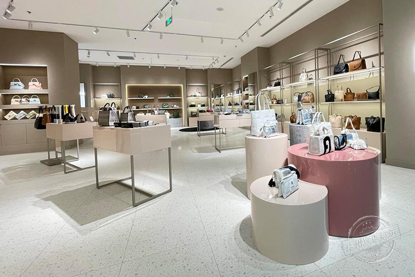 Furla 包包展柜（三亞免稅店）
