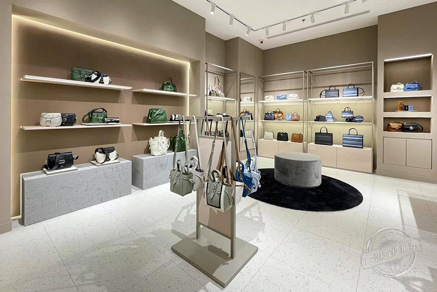 Furla 包包展柜（三亞免稅店）