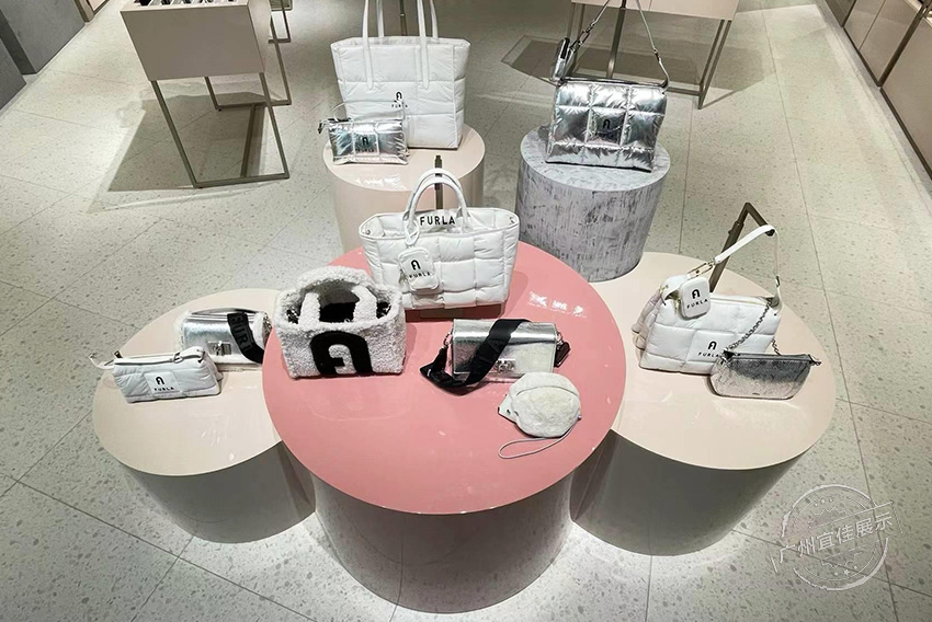 Furla 包包展柜（三亞免稅店）