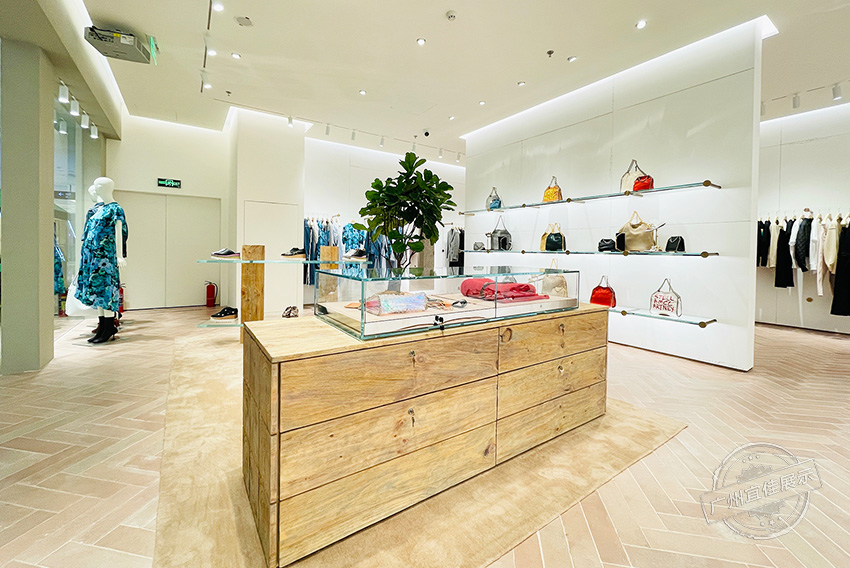 服裝專賣店展柜設(shè)計