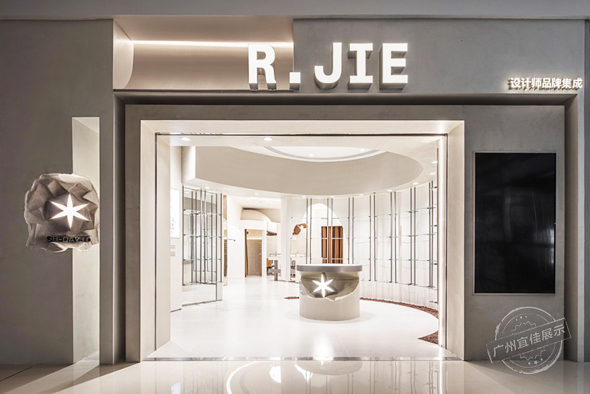 買(mǎi)手店R.JIE 服裝展柜