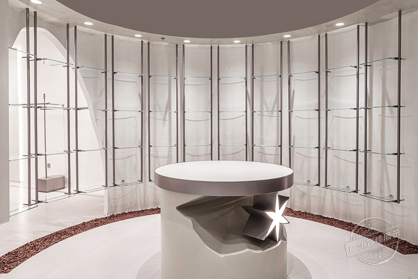 買(mǎi)手店R.JIE 服裝展柜