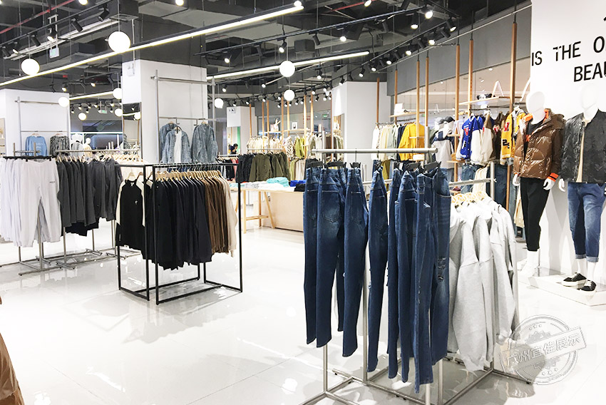 CA 服裝展柜（佛山寶港奧萊專賣店）