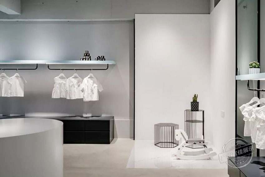 Ravent.T女裝店 服裝展柜