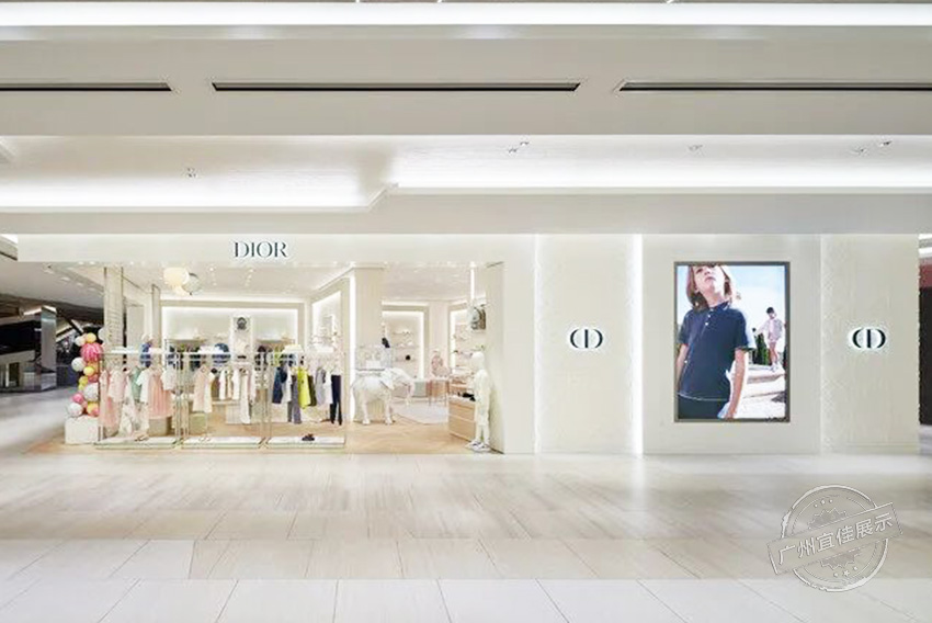 Baby Dior精品店 服裝展柜