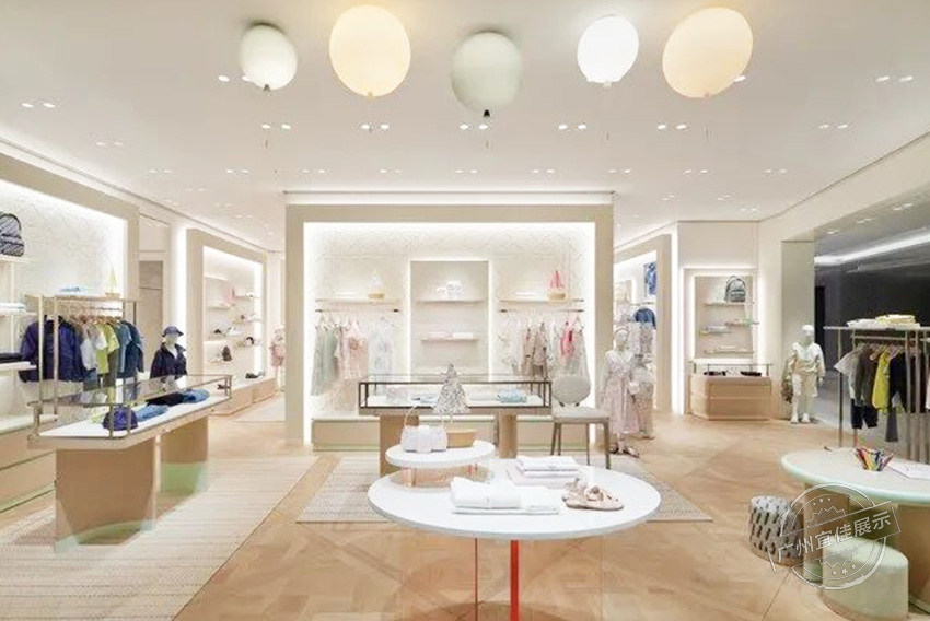 Baby Dior精品店 服裝展柜