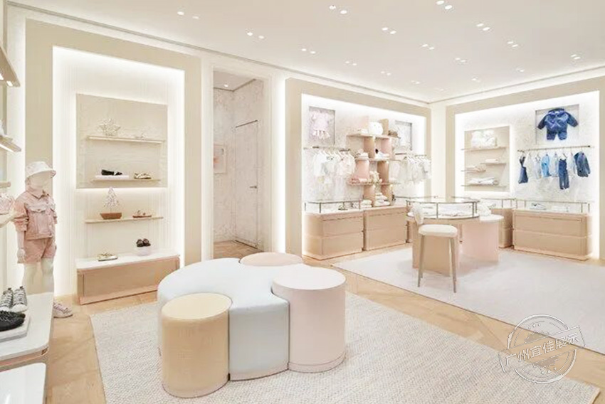 Baby Dior精品店 服裝展柜