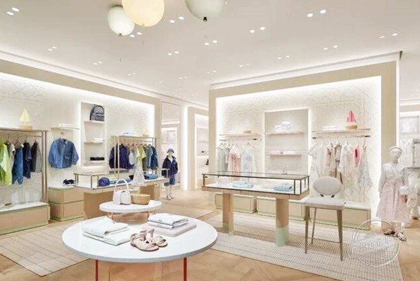 Baby Dior精品店 服裝展柜