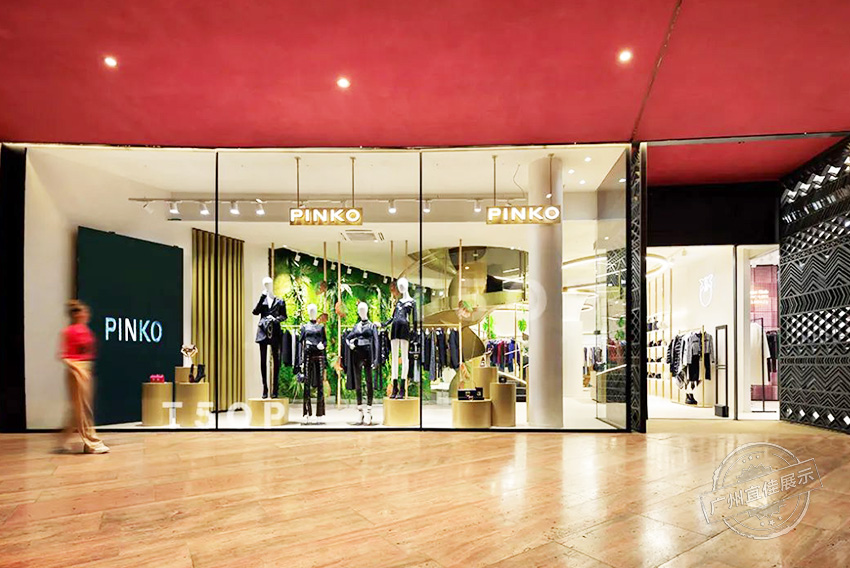 PINKO 服裝展柜