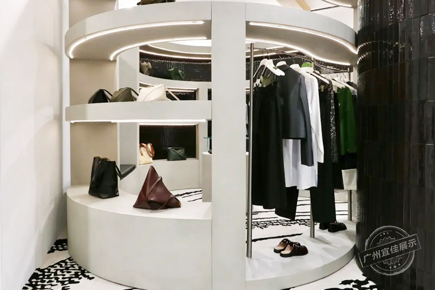 Loewe羅意威 服裝展柜