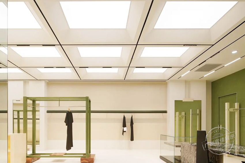 UIXIU精品店 服裝展柜