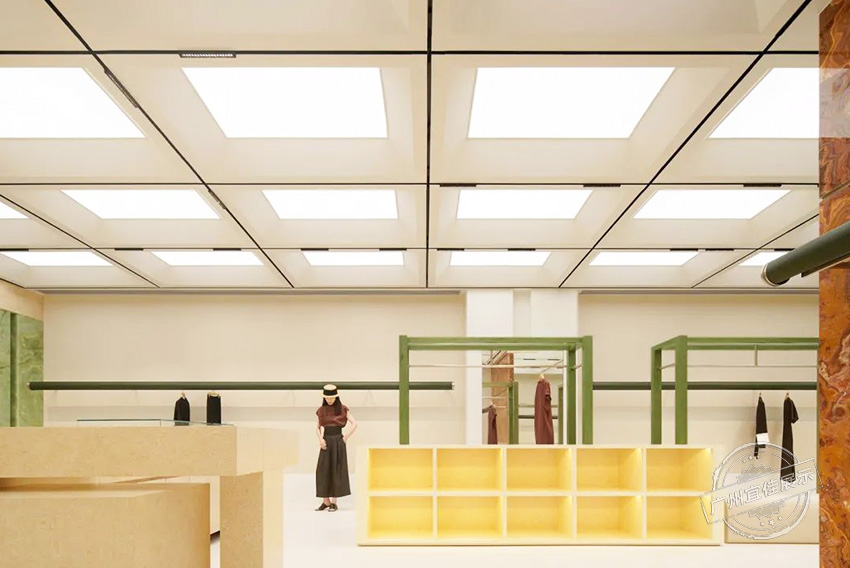 UIXIU精品店 服裝展柜