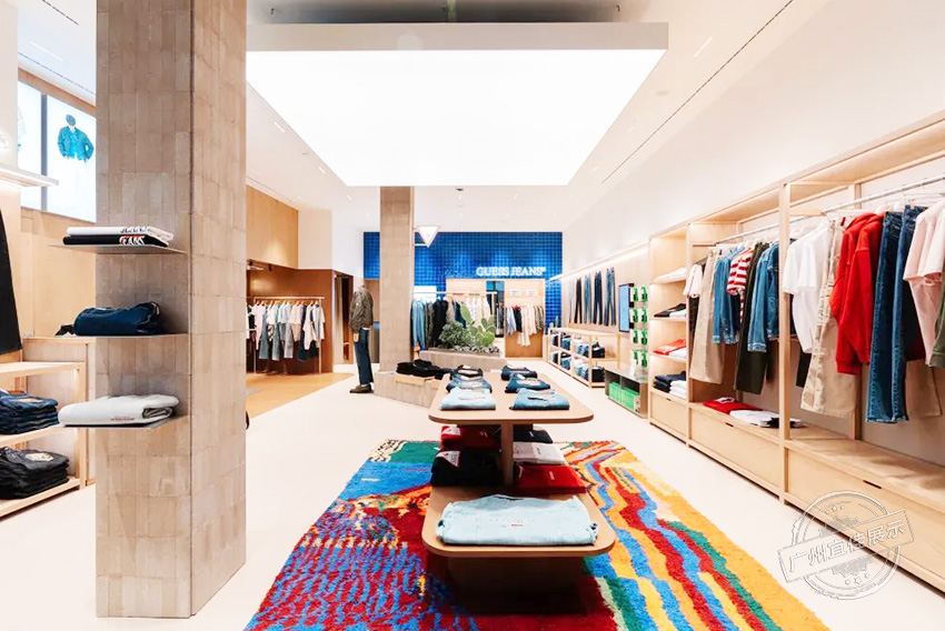 Guess Jeans 服裝展柜