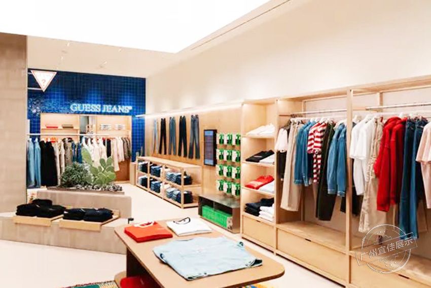 Guess Jeans 服裝展柜