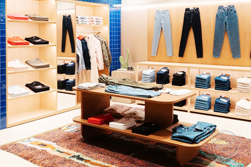 Guess Jeans 服裝展柜