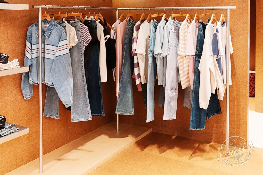 Guess Jeans 服裝展柜