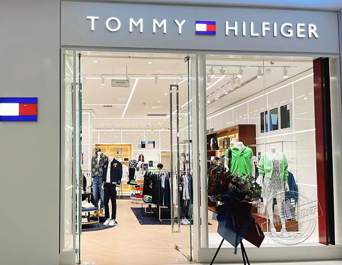 Tommy 服裝展柜